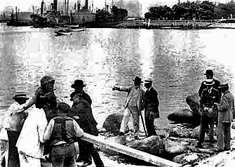 Installation der Kleinen Meerjungfrau im Hafen von Kopenhagen an der Promenade Langwlinie 1913