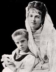 mit ihrem Sohn Viktor Emanuel III.