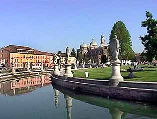 Padua, Prato della Valle (im Hintergrund die Basilika Santa Santa Justina
