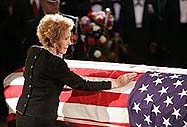 Nancy Reagan am Sarg ihres Mannes anllich der Trauerfeier am 12.6.2004.