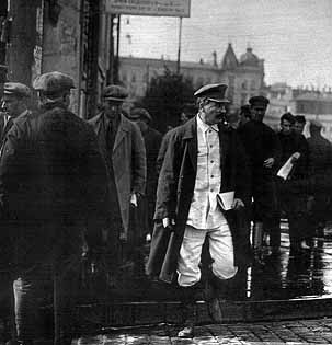 Stalin um 1930 in einer Moskauer Strae. Spter war er selten in einer solchen Situation zu sehen.