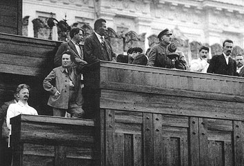 23.10.1926: Stalin setzt Trotzki ab (beide in weißer Jacke).