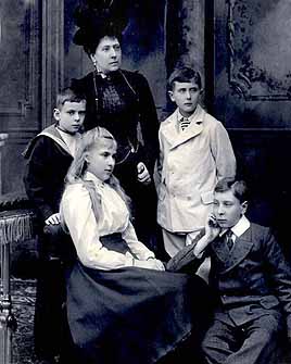 mit ihren Kindern (1910)