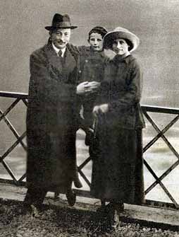 mit Ehefrau und Sohn Jan in Luzern (1918)