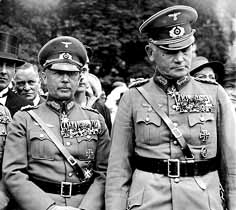 von Fritsch (lks), von Blomberg  (Bundesarchiv, Bild 102-01817A / CC-BY-SA)