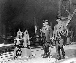 Ismay und Lord Pirrie bei einer Ispektion der Titanic