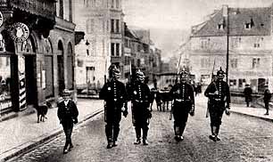 1913 in Zabern patroulierende Garnisonssoldaten